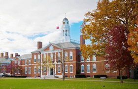 菲利普斯埃克塞特学院
Philips Exeter Academy

美国著名的寄宿制高中。学校致力于学生知识和善良的培养，旨在把学生的学术能力，对知识的好奇心和良好品格培养结合起来。强调知识与品行相辅相成，所有学科教授采用如大学研讨班的圆桌教学法。