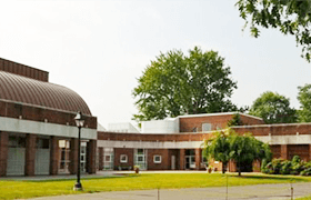 卢米斯查菲学校
The Loomis Chafee School

学校旨在培养来自不同文化和社会背景的学生在精神，思想以及学术方面的全面发展，塑造学生拥有优秀的学习能力和习惯并且成为全球化的人才。学校的课程安排非常合理，师生关系紧密，基础设施先进。