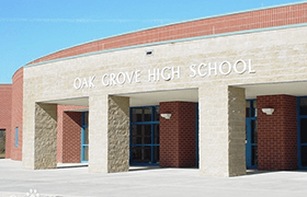 橡树林中学
Oak crove high school

橡树林中学位于奥贾谷海岸山脉。橡树林中学的寄宿学生享受家庭式的气氛，素食美食，艺术设施，录音室，电脑室，室外教育项目和ESL沉浸课程。